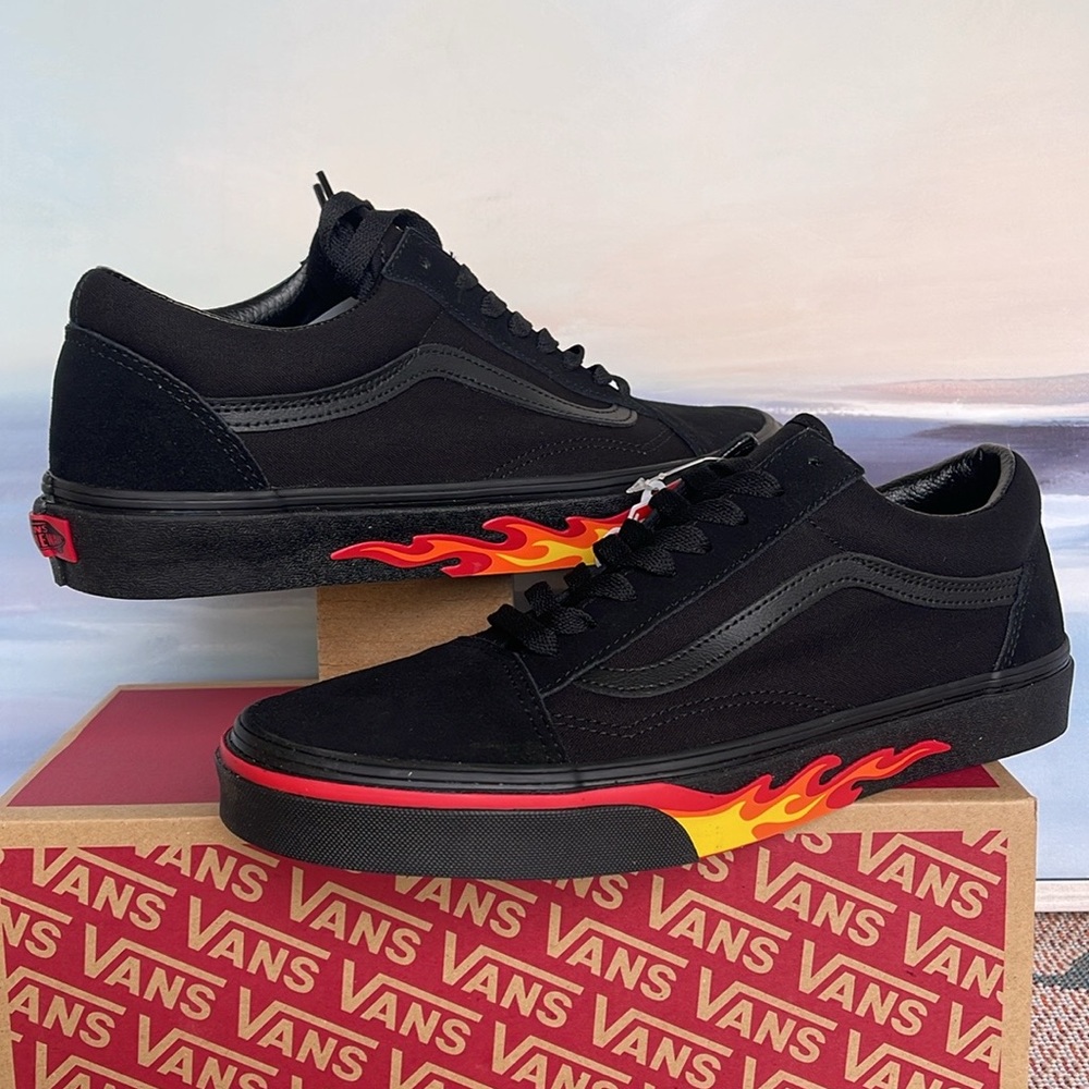 Vans Men’s Old Skool
(Flame Wall) Black/Black
VN0A38G1Q8Q
Sneakers